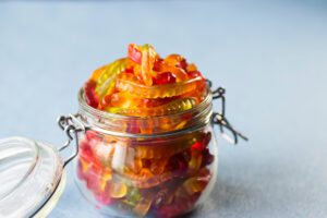 gusanos de goma de colores en frasco