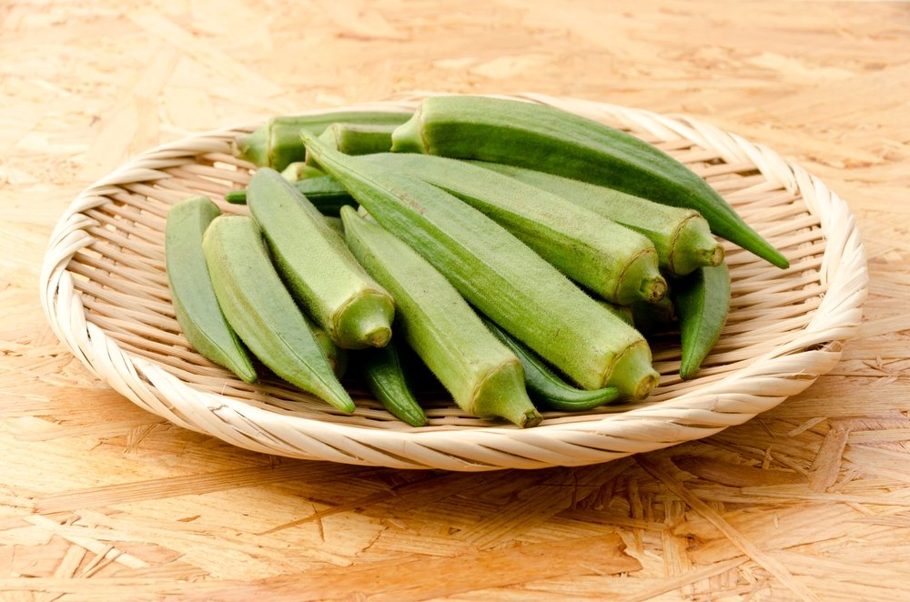 Okra fresca en tamiz de bambú